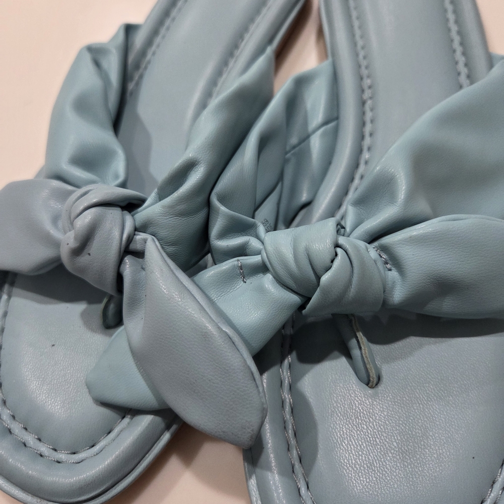 Time & Tru Bow Tie Detail Light Blue Leather Sandals Sz9
